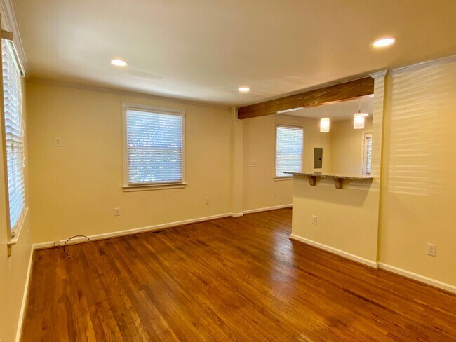 Building Photo - Adorable 2BR 1BA in Five Points - Applicat...