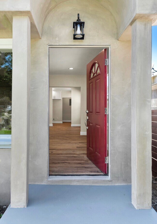 Building Photo - 749 N Wilton Pl