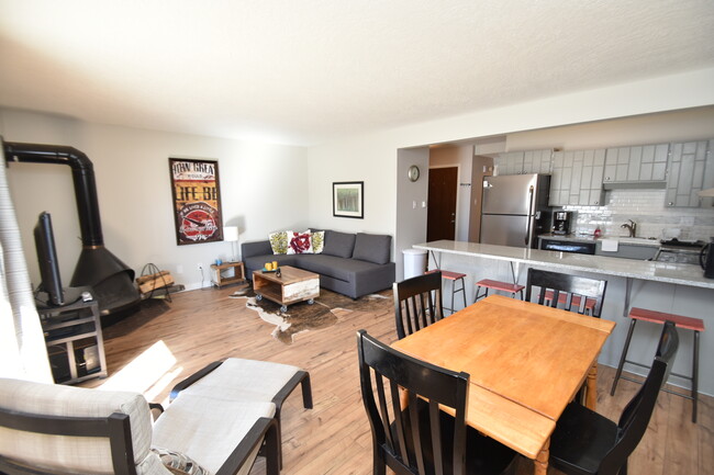 Building Photo - 833 Straight Creek Dr