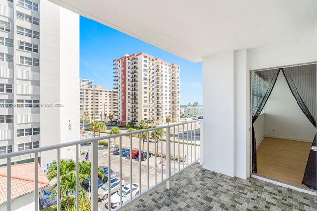 Building Photo - 1410 S Ocean Dr