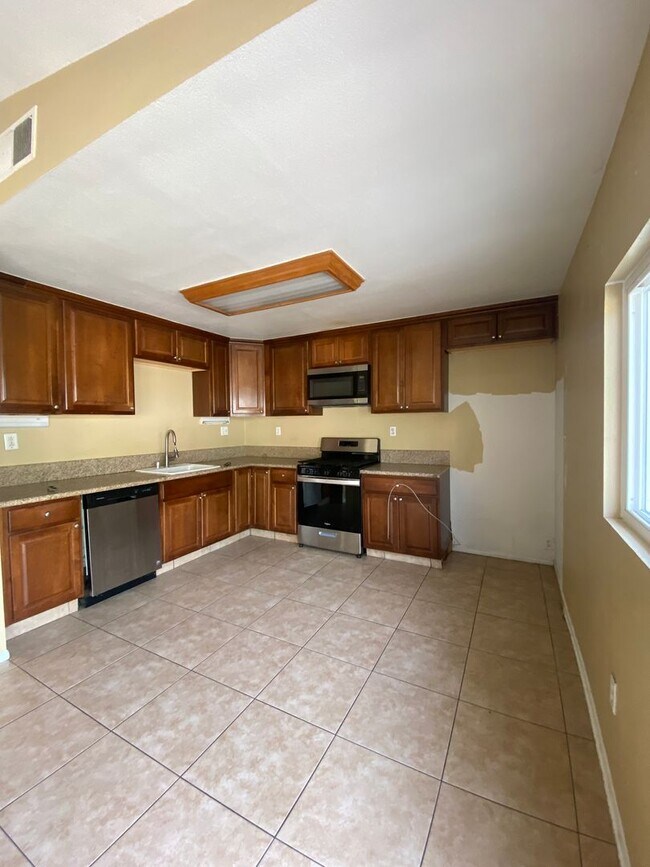 Building Photo - Pool Home in Ontario with Three Bedrooms