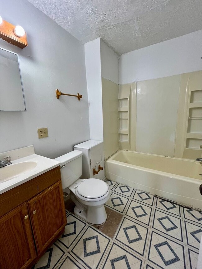 Building Photo - Two Bedroom Home