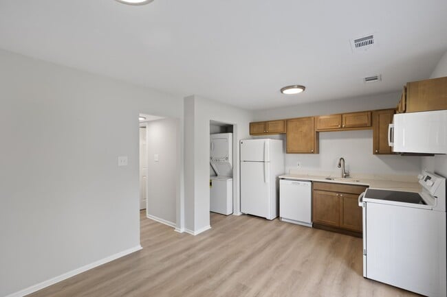 Building Photo - Renovated Hilltop Village Townhouse-Available 5/15/26