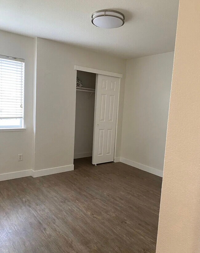 Building Photo - 505 Dimensions St