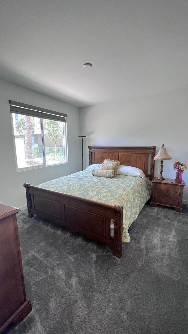 Building Photo - Beautiful furnished 4 bedroom Townhouse!