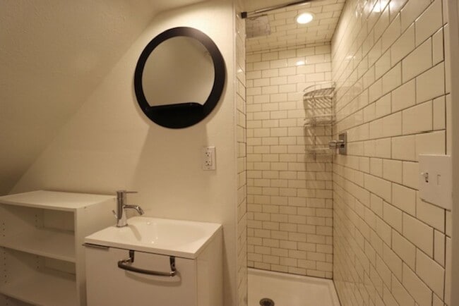 Building Photo - Ravenna Charmer!!’