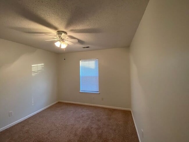 Building Photo - Fenced Yard!