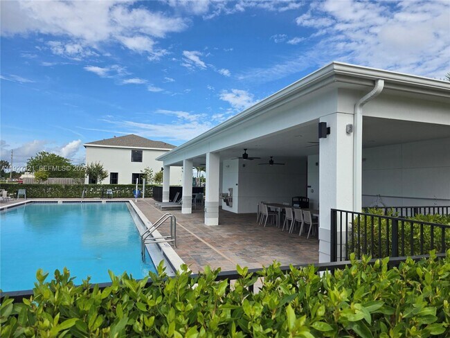 Building Photo - 261 NE 16th St