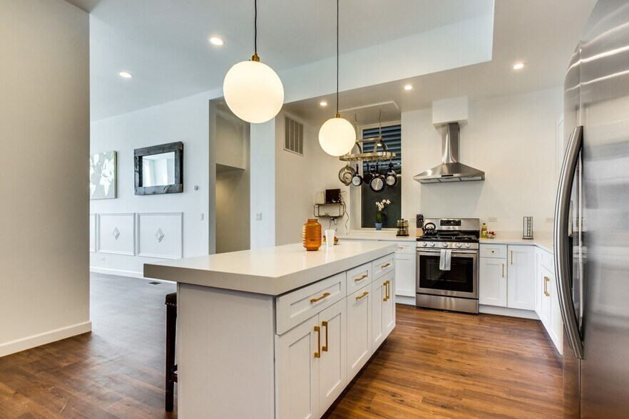 Building Photo - 706 N Racine Ave