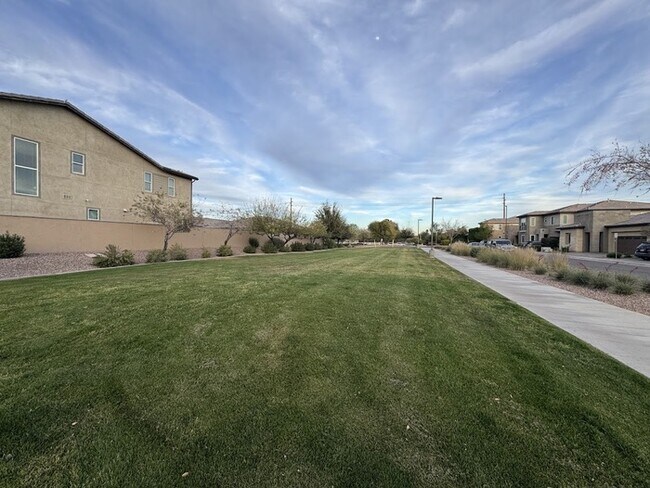 Building Photo - Chandler Luxury Townhome