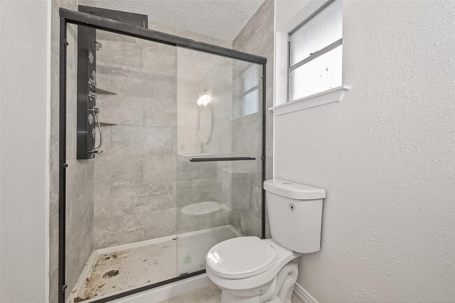 Building Photo - 16235 La Terra Dr