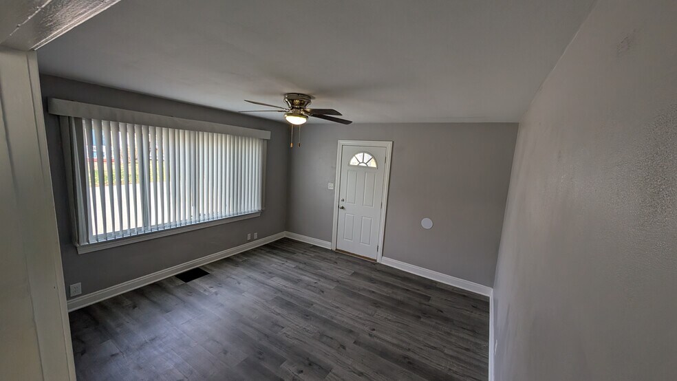 Living Room - 929 N Randolph Ave