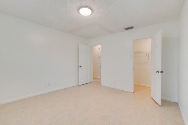 Building Photo - 8839 SE Hobe Ridge Ave