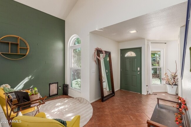 Building Photo - 518 E Kerry Ln