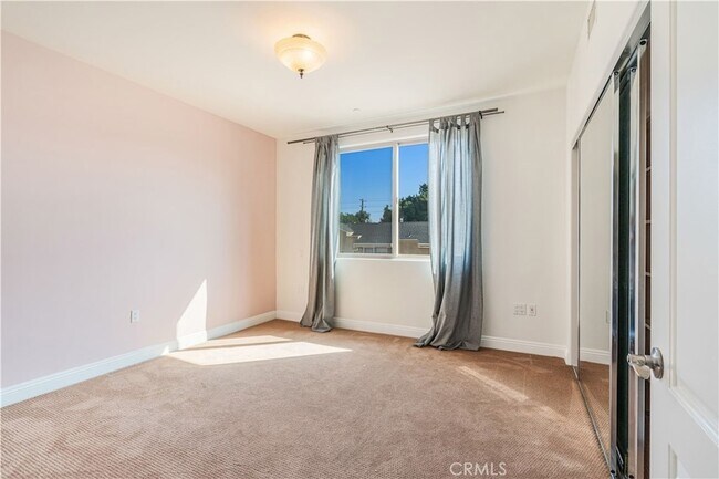 Building Photo - 1835 S Barrington Ave