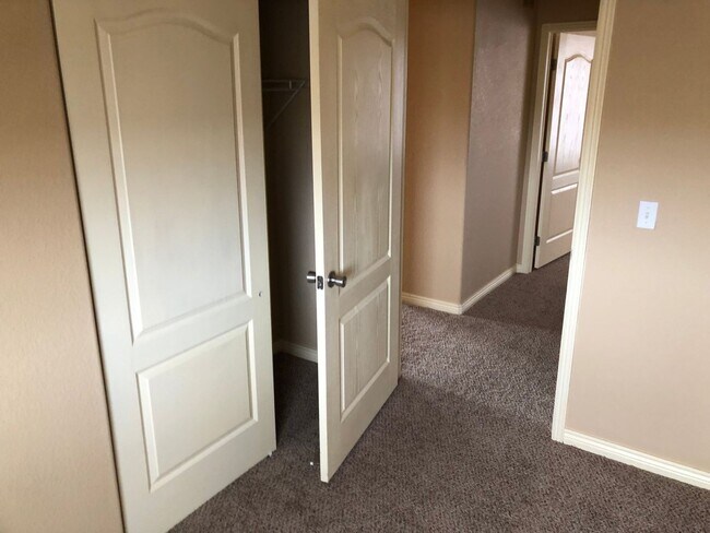 Building Photo - Duplex Town Home Rancher One Level Living