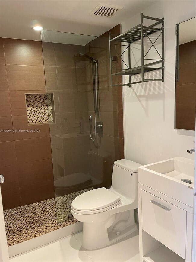 Building Photo - 1541 Brickell Ave