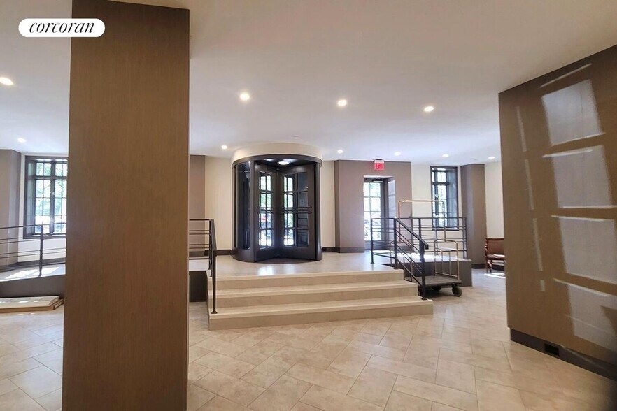 Building Photo - 45 W 81st St