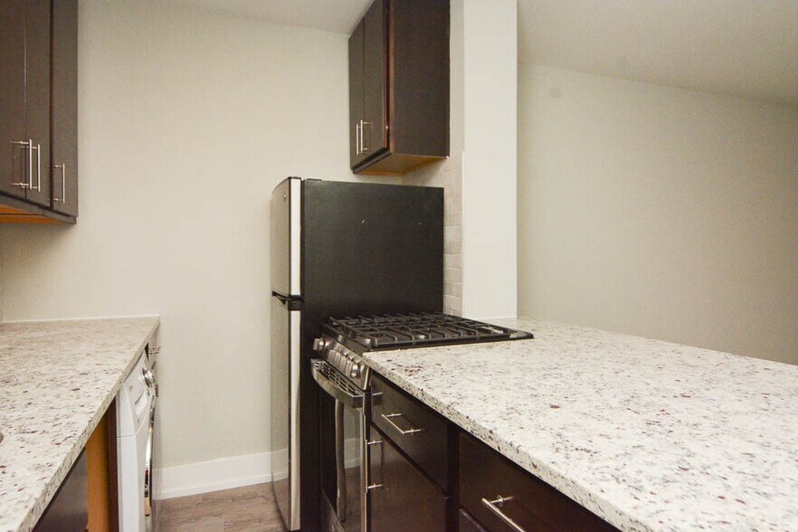 Building Photo - 450 W Barry Ave