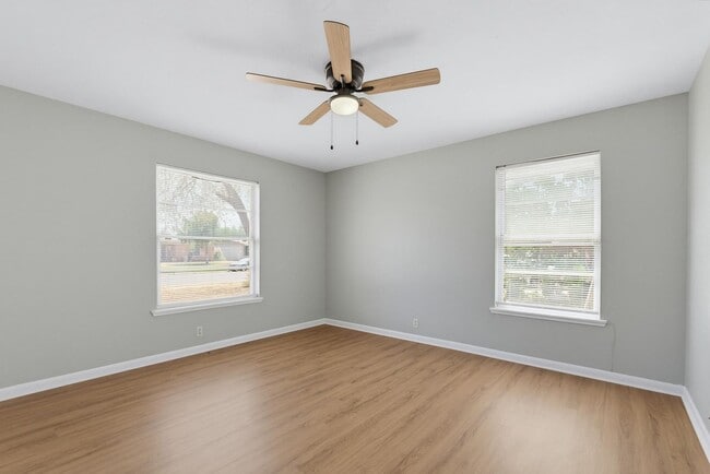 Building Photo - 618 S La Salle Dr