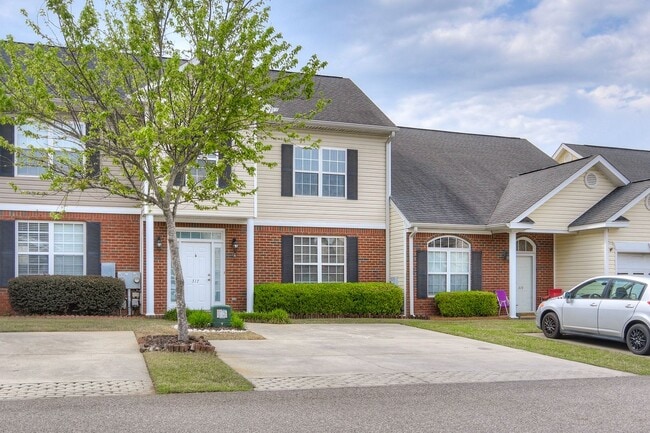 Building Photo - 3 Bedroom Townhouse in Evans