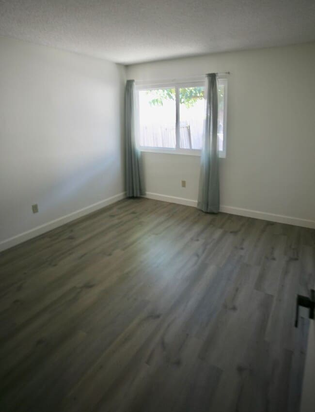 Building Photo - 3br, 2ba in a Great Family Neighborhood Av...