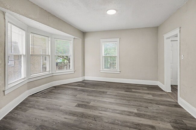 Building Photo - *MOVE IN SPECIAL* $250 Off First Full Month's Rent OR Free 55in TV!