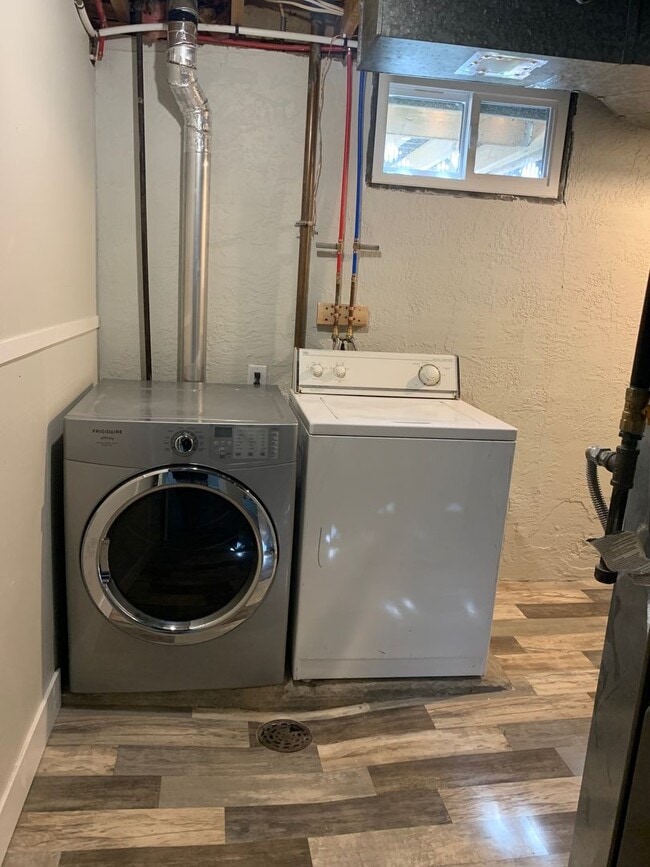 Building Photo - Beautiful 4 Bedroom 3 Bathroom Home in Wes...