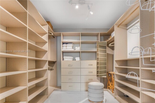 Building Photo - 700 NE 24th St