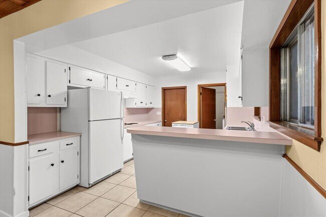 Building Photo - 3210 Bruce Dr