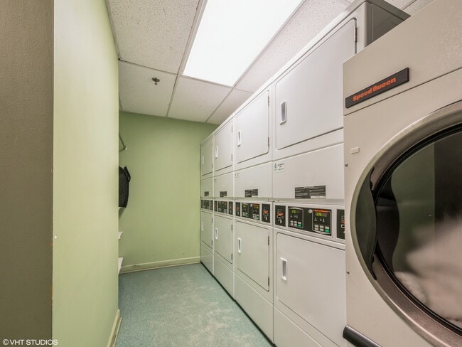 Building Photo - 2800 N Pine Grove Ave