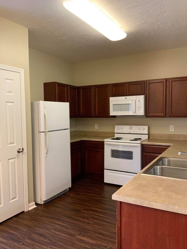 Building Photo - Brentwood Townhome For Lease