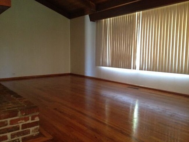 Building Photo - Nice 3 BR, 2 BA ranch home with hardwood f...