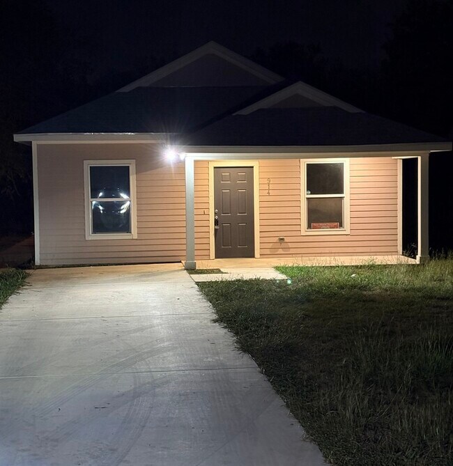 Primary Photo - 914 Country Club Dr