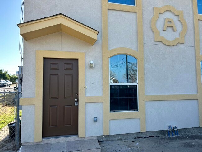 Building Photo - 2901 S Martin Ave