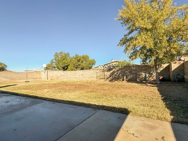 Building Photo - Roomy 5 Bedroom Home with Solar Panels