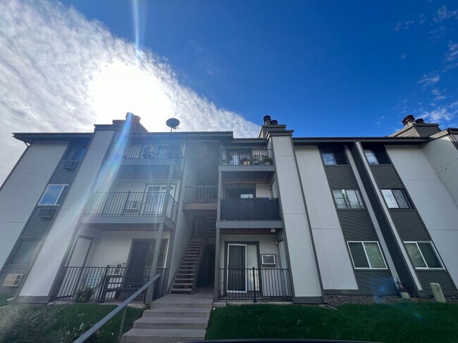 Building Photo - Spacious 2-Bed, 2-Bath Condo in Desirable ...