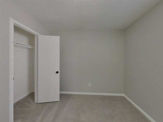 Building Photo - 16229 Summerset Estates Blvd