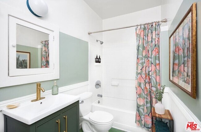 Building Photo - 818 Palms Blvd