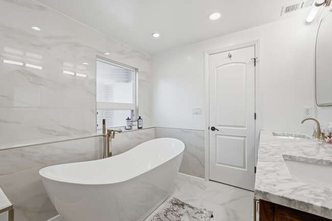 Building Photo - 424 N Broadway