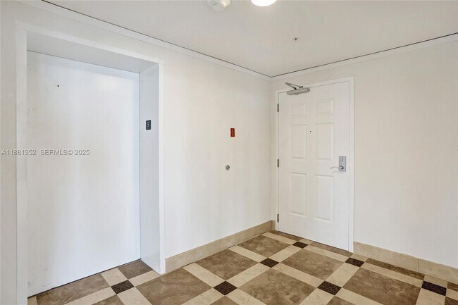 Building Photo - 100 S Birch Rd