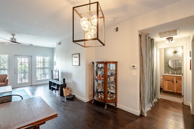 Building Photo - 6810 Deatonhill Dr