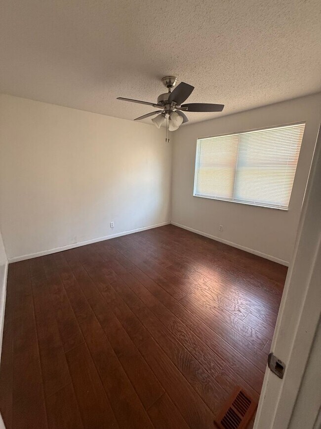 Building Photo - Grants Farm Condo!