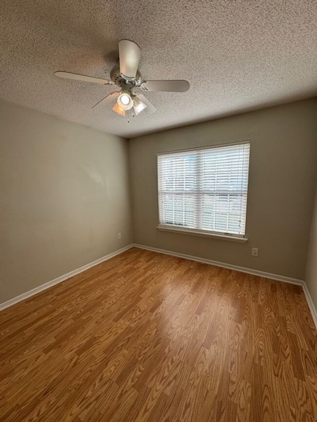 Building Photo - Lauren Place - Northchase