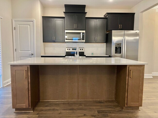 Building Photo - Like New 3 Bed, 4 Bath Townhome w/ 2 Car Garage