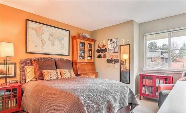 Building Photo - Stylish Upgraded Townhome Near Redmond Town Center & Sammamish Trail