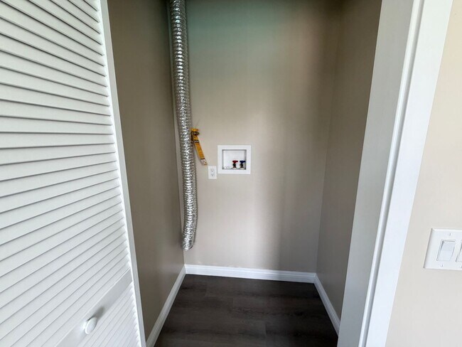 Building Photo - 1037Pros