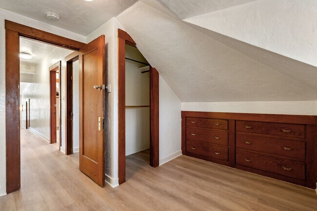 Building Photo - 5 Bedroom 2 Bathroom House - AVAILABLE JULY 2026 - MAY 2027