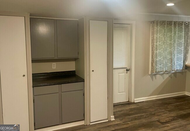 Building Photo - 560 Cleveland Byp