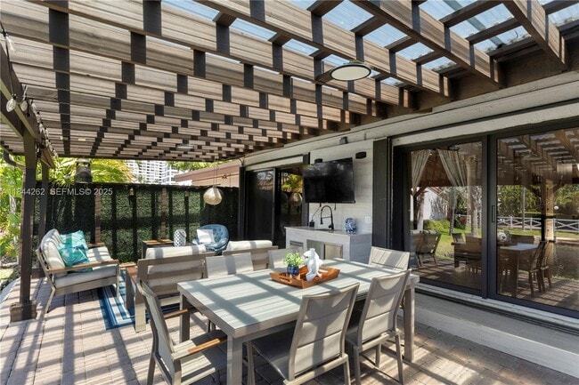 Building Photo - 2665 Parkview Dr S